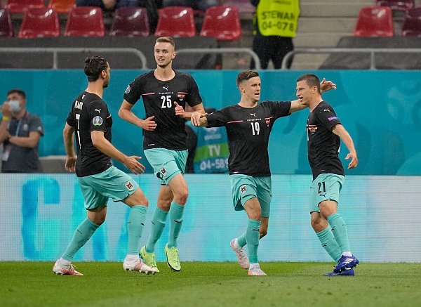 Stefan Lainer (r) bejubelt seinen Treffer zum 1:0 mit seinen Teamkollegen. - © Vadim Ghirda/AP Pool/dpa