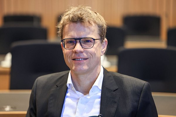 Daniel Thym, Jurist und Hochschullehrer der Universität Konstanz, im Untersuchungsausschuss des NRW-Landtags. - © Oliver Berg/dpa