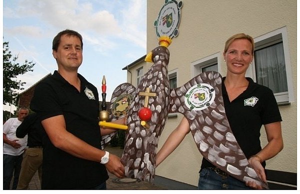 Das Kreiskönigspaar Olaf und Ellen Engels freut sich auf viele Besucher am ersten September-Wochenende. - © FOTO: ANDREAS GÖTTE
