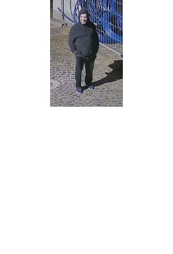 Der Tatverdächtige wurde von einer Überwachungskamera aufgenommen. - © Polizei Höxter