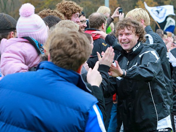DSC-Trainer Stefan Krämer bedankte sich gemeinsam mit der Mannschaft bei den Fans. - © FOTO: ANDREAS ZOBE