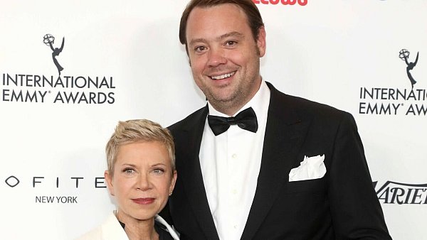 Friederich Oetker mit Regisseurin Isabel Kleefeld bei der Preisverleihung in New York. - © Andy Kropa/Invision/AP/dpa
