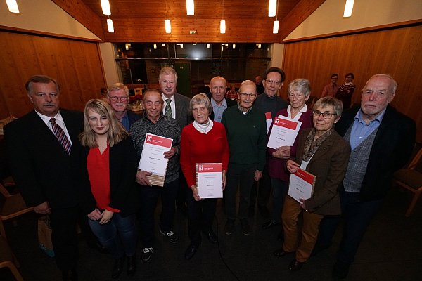 Sportabzeichen-Jubilare im Gemeindehaus Brake: Bürgermeister Andreas Rüther, der das Grußwort sprach, sowie (v. l.) Alina Hörmann (SSB), Karl-Wilhelm Schulze (SSB), Johannes Pischel (TuS Brake), Werner Loegel (BTG), Heide Hilker (BTG), Bernd Pilske (TuS Brake), Klaus Guntenhöner (TuS Brake), Siegmar Breckle (BTG), Helga Twesmann (SV Ubbedissen/TuS Hillegossen), Regina Wocken (VfB Jöllenbeck) und Dieter Meyer (Sportfreunde Sennestadt). - © Peter Unger