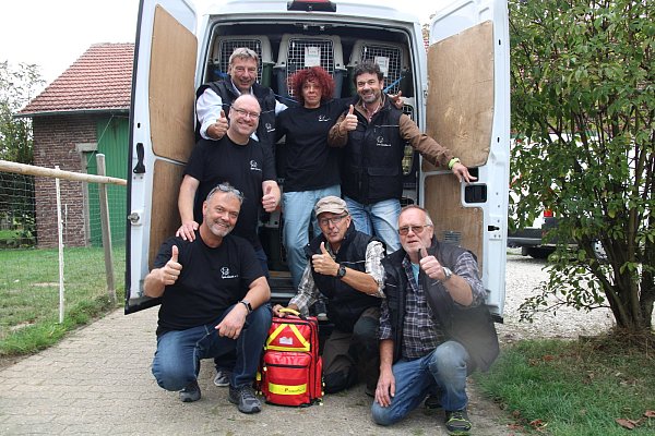 Kai Cullmann (v.v.l.), Martin Theobald und Jörg Dehrendorf, sowie Lutz K. Büschke (h.v.l.), Ralph Mucha, Daniela Bauer und Peter Vahlensieck posieren vor einem der Transporter. - © Sebastian Beeg