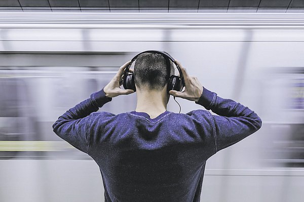 Von der Außenwelt abgeschirmt: Menschen laufen oft mit Kopfhörern auf den Ohren durch die Stadt. Es gibt sogar Kopfhörer-Modelle, die Umweltgeräusche ausblenden. Das ist eine große Gefahr, sagen Experten. - © Pixabay