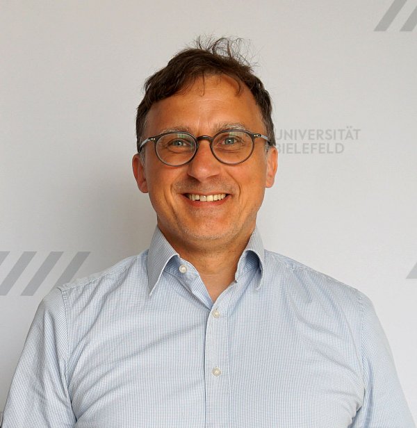 Martin Lutz ist seit April 2024 Professor für Geschichte moderner Gesellschaften an der Fakultät für Geschichtswissenschaft, Philosophie und Theologie. - © Universität Bielefeld