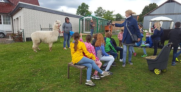 Für die Sendung des "KiRaKas" beantwortet die Vinsebeckerin Silvia Regier allerhand Fragen von Moderatorin Insa Backe und den Schülern der Klasse 4a. - © Madita Schellenberg