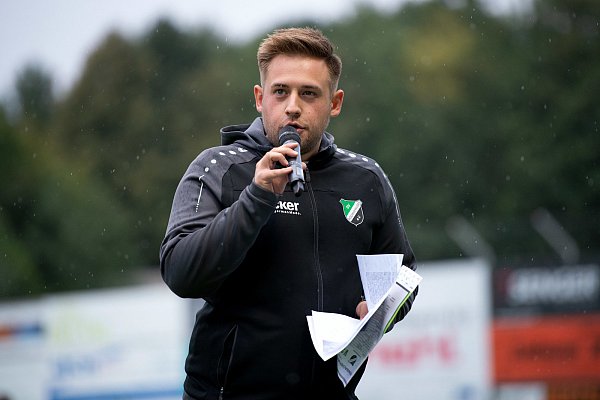 Die Stimme im Stadion: Medienbeauftragter Max Moldehn ist auch Stadionsprecher und organisiert das Spieltagsprogramm. Foto: Noah Wedel - © Noah Wedel