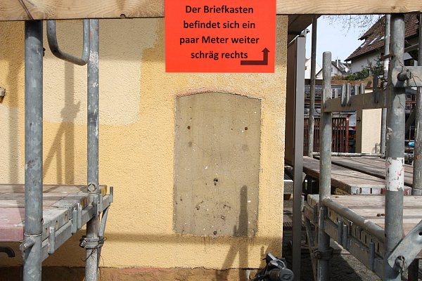 Ein Schild weist auf den Ersatz-Kasten hin. - © Christine Warnecke