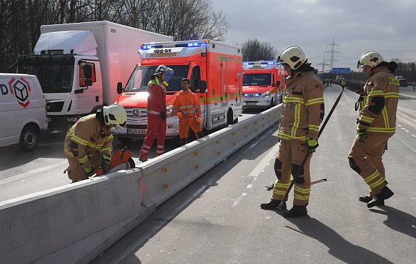 Erinnerung: Bei dem Unfall im März 2017 mussten die ersten Rettungskräfte 800 Meter zu Fuß gehen bis die Betonleitplanken entfernt und die Verletzten behandelt werden konnten. - © Marc Köppelmann