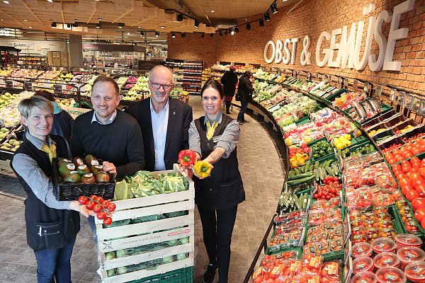 Vorbild Rietberg: (v.l.) Sandra Schneider, Abteilungsleiterin Obst und Gemüse, Jens Krukenmeyer, Lüning-Spartenleiter Einzelhandel, Johannes Krukenmeyer, Lüning-Standortentwicklung, und Fachkraft Ulrike Clausen im Frische-Bereich. - © Jens Reddeker