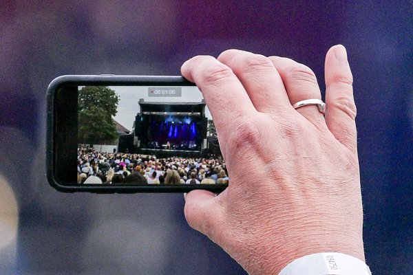 Begeistert 4.000 Zuschauer: Sarah Connor beim Open-Air-Konzert an der Dreckburg in Salzkotten. Rund zwei Stunden stand die schwangere Sängerin am Samstagabend auf der Bühne. - © Ralph Meyer