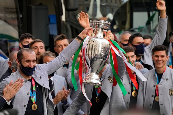 Stolz präsentiert die italienische Nalmannschaft den EM-Pokal. - © Gregorio Borgia/AP/dpa