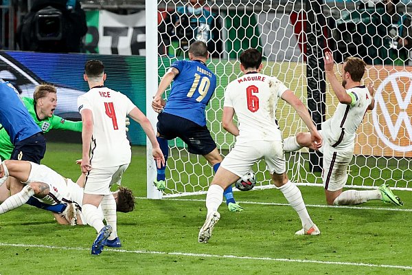Leonardo Bonucci (M/19) erzielt mit einem Nachschuss das 1:1 für Italien gegen England. - © Christian Charisius/dpa