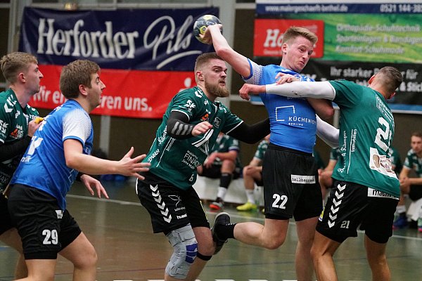 Enge Angelegenheit: Jan Ober (am Ball) geht gegen Spradow dahin, wo es weh tut. Kreisläufer Rene Lorge (l.) steht bereit. - © Peter Unger