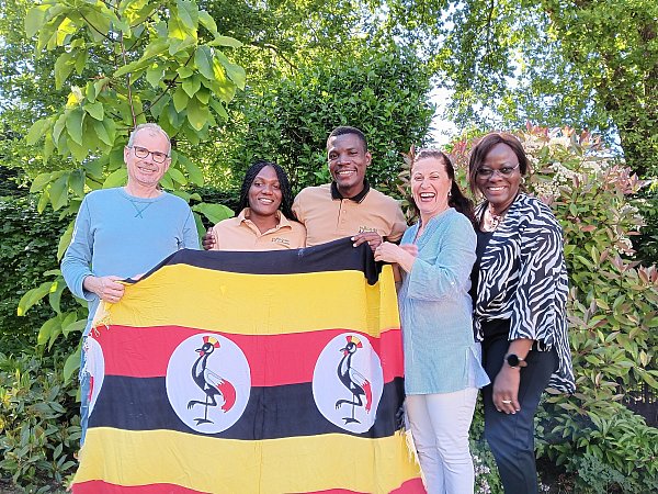 Torsten Ramforth (v.l.), Lindah Nabakooza, Brian Bisusa, Lilli Ramforth und Stella Schmidt organisieren am Montag einen Infoabend im Saal der Matthäuskirche in Gütersloh. Bei afrikanischem Fingerfood können Interessierte mehr über Uganda lernen. - © Amelie Halstenberg