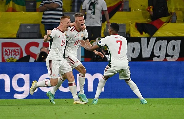 Ungarns Laszlo Kleinheisler, Torschütze Andras Schäfer und Loïc Nego (l-r) feiern das 2:1 gegen Deutschland. - © Federico Gambarini/dpa