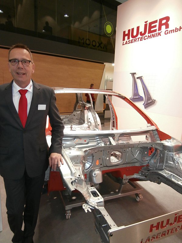 Schmuckstück: Peter Ducat präsentiert eine Passat-Karosserie, die mit Lasertechnik bearbeitet wurde. - © Joachim Göres