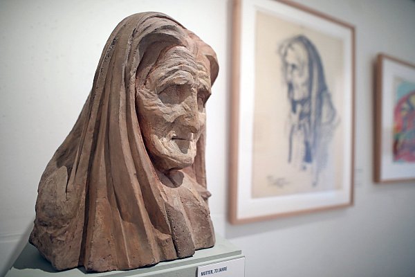 Gelebtes Leben: Die Plastik aus gebranntem Ziegelton ist eine Büste der Mutter Böckstiegels ( von 1929), rechts daneben eine Studie. - © Sarah Jonek