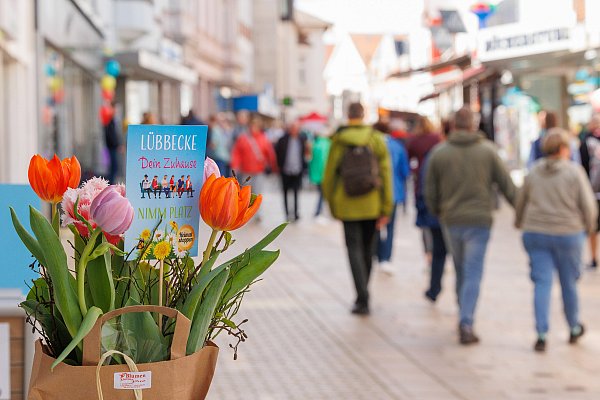 Am Sonntag lockt auch ein verkaufsoffener Sonntag in die Lübbecker Innenstadt. - © Oliver Krato