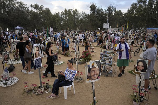 Menschen besuchen den Ort des Nova-Musikfestivals, bei dem Hunderte von Feiernden getötet und von der islamistischen Hamas entführt und in den Gazastreifen verschleppt wurden. - © Ariel Schalit/AP/dpa