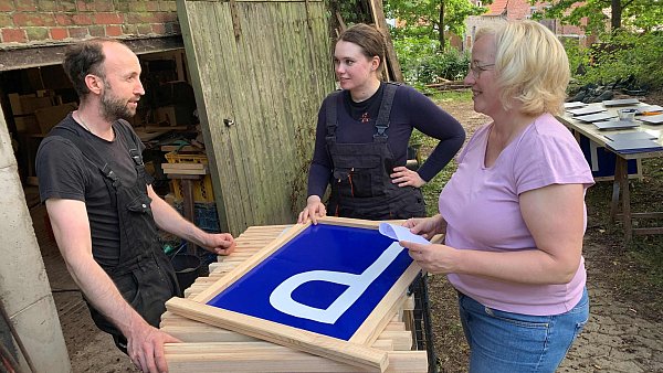 Freiwillige Helfer haben in den vergangenen Wochen an neuer Parkplatzausschilderung gearbeitet und dafür so manches „P“ ausgeschnitten und Fahrräder auf die Schilder gemalt. - © Heimatverein