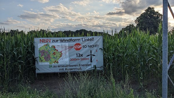 Gegner der Windfarm in Lintel machten ihren Protest mit Bannern sichtbar. - © Rainer Stephan
