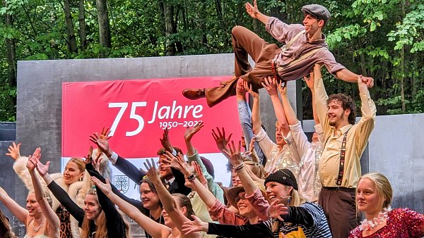 So lassen die Mitglieder der Freilichtbühne Bökendorf ihre Bühne hochleben. - © Neue Westfälische