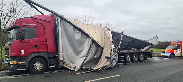 Die Fahrer der beiden Lastwagen bleiben nahezu unverletzt. - © Freiwillige Feuerwehr Borchen
