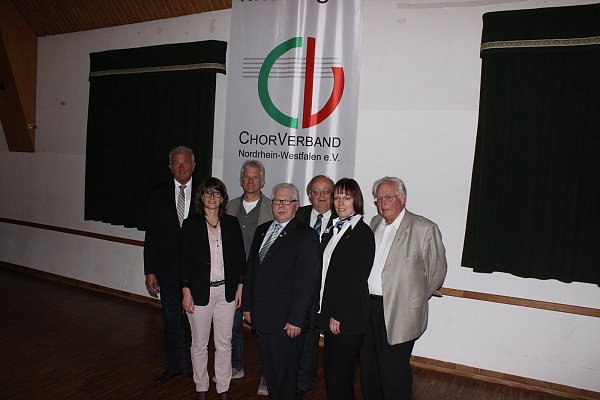 Im Amt bestätigt: Heinz-Josef Bodemann, stellvertretender Bürgermeister (v. l.) und Beisitzerin Martina Zimmermann gratulierten Kreisjugendreferent Richard Wiemers, Kreisvorsitzender Heinz Hartmann, Kreisschatzmeister Georg Kleinschmidt, Gleichstellungsbeauftragte und stellvertretende Kreisvorsitzende Petra Wattenbach und Kreispressewart Willi-Bernd Schäfers zu ihrer Wiederwahl.