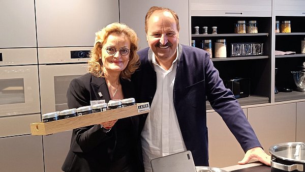 Ballerina-Gesellschafterin Heidrun Brinkmeyer und Johann Lafer präsentieren das zusammen entwickelte Gewürzregal. - © Sven Hauhart