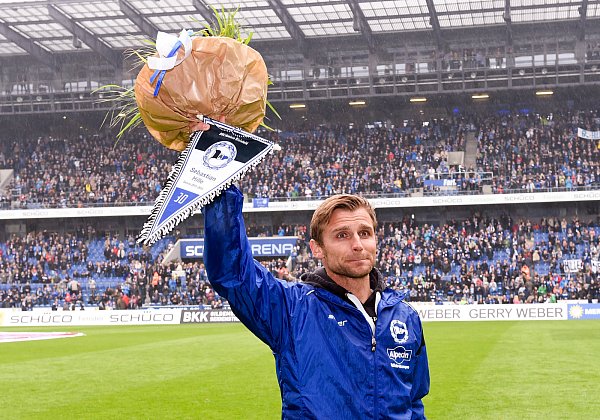 Abschied von der Alm: Mit einem Blumenstrauß in der Hand winkt ein ergriffener Sebastian Hille seinen Fans zu. - © Foto: Christian Weische
