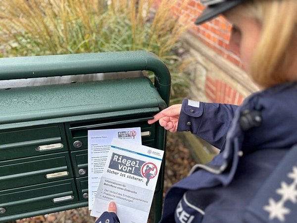 Die Polizei Paderborn verteilt am Samstag, 25. Oktober Infoflyer zum Thema Einbruchschutz. - © Paderborn