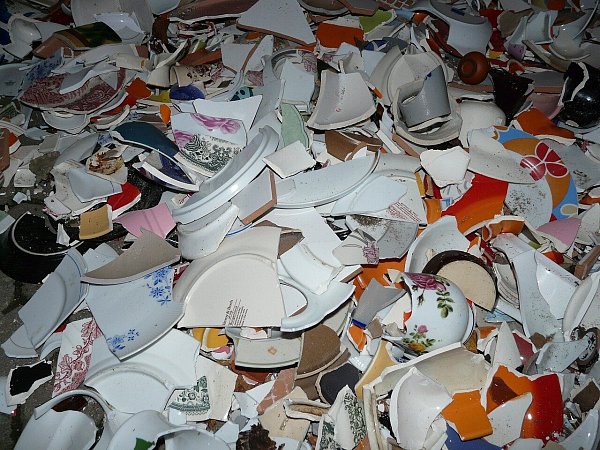 Alter Brauch: Scherben bringen Glück, deshalb wird das alte Tafelservice oder die Suppelschüssel zerschlagen. - © Symbolbild:Pixabay