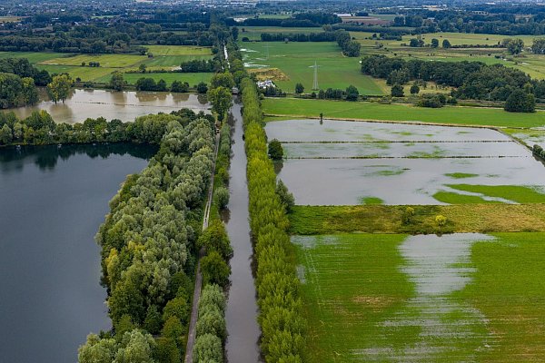 Die Felder entlang des Flusses Niers waren nach dem Starkregen teilweise überflutet. - © Christoph Reichwein/dpa