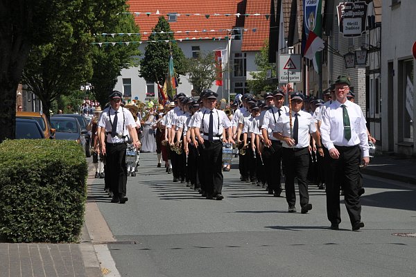 So luftig wie möglich: Wegen der warmen Temperaturen ließen Musiker und Schützen die Jacken ihrer Uniformen lieber im Schrank. - © Madita Schellenberg
