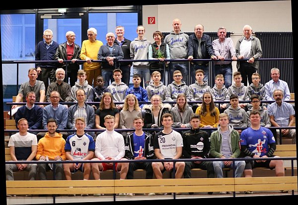 Mannschaften des Jahres: Beim TuS Jöllenbeck durften sich Schwimmer, Turner, Fußballer, Handballer sowie Tennis- und Tischtennisspieler über eine Auszeichnung sowie Preise für die Teamkasse freuen.