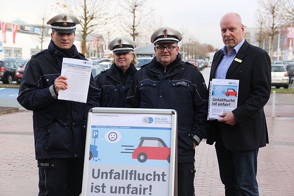Auf dem Parkplatz des Werre-Parks stellen Michael Langer (v. l.), Jeannette Gallmeyer und Stephan Spanke die Kampagne "Unfallflucht ist unfair!" vor. Rechts Park-Manager Knut Ohlrich, technischer Leiter des Werre-Parks. - © Noah Matzat