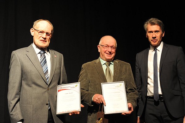 Engagiert für ihren Heimatort: Auch Dieter Quade (l.) und Werner Rosenbohm freuten sich über den Ehrenamtspreis der Stadt Rahden. - © Joern Spreen-Ledebur