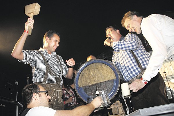 Holt ordentlich aus: Bürgermeister Carsten Torke (l.) durfte mit seinem Fassanstich das Oktoberfest am Lipper Tor eröffnen. Auf das frisch gezapfte Bier freuten sich auch Raiffeisen-Weser-Vorstand Siegbert Jäger (v. r.) und Organisator Volker Böddeker. - © Madita Schellenberg