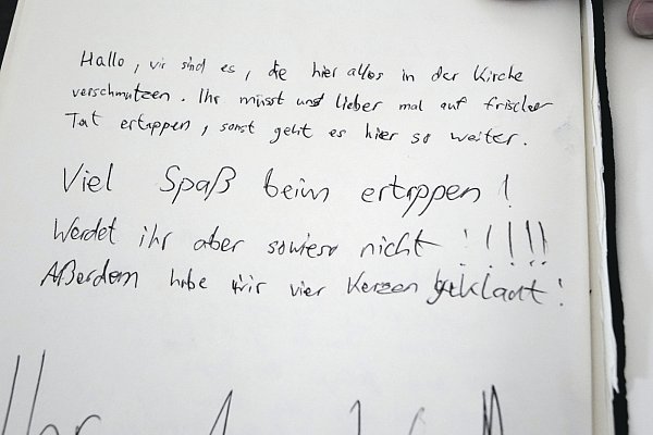 Dreist: Ein Eintrag der Täter ins Fürbittenbuch - die folgenden Seiten mussten ganz aus dem Buch herausgeschnitten werden, weil sie obszöne Schmierereien enthielten. - © Cornelia Müller