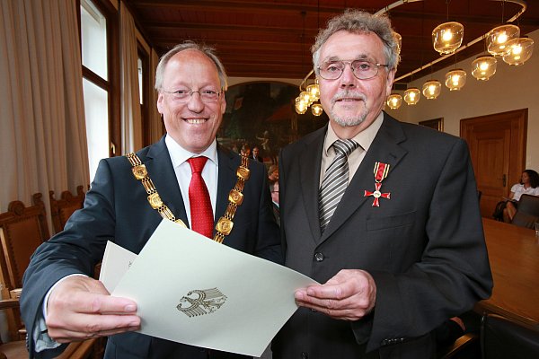 Für seine vielfältigen Verdienste um soziale und Gerechtigkeit hat Bernd Link 2013 aus den Händen von Oberbürgermeister Pit Clausen das Bundesverdienstkreuz am Bande entgegengenommen. - © Andreas Zobe