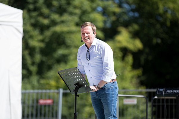 Bei der Predigt: Adilson Fritz, Pastor der Gemeinde der Christen Rödinghausen, spricht über die drei Lieben seines Lebens: Fußball, Gott und die Familie. - © Noah Wedel