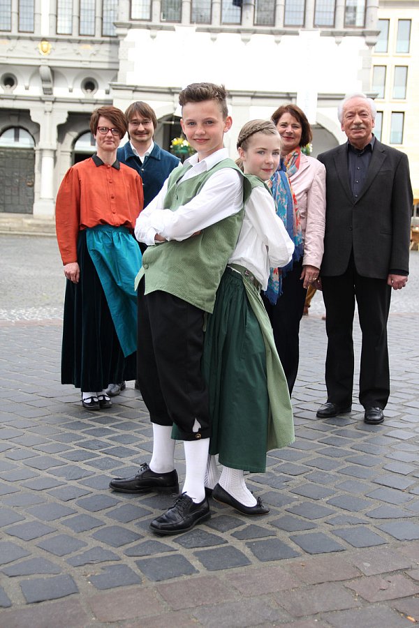 Voller Vorfreude: Andrea Kloppenburg (v. l.), Benedikt Krüger, Joshua Mèx Rötte und Lea Wallusch haben sich dem Tanz, Margit Keikutt und Manfred Schlaffer der Organisation verschrieben. - © Foto: Marten Siegmann