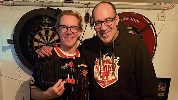 Der Gütersloher Simon Gosejohann (l.) posiert mit Ioannis Selachoglou, dem Manger des besten deutschen Darts-Profi-Spielers Martin Schindler. - © Screenshot/Instagram