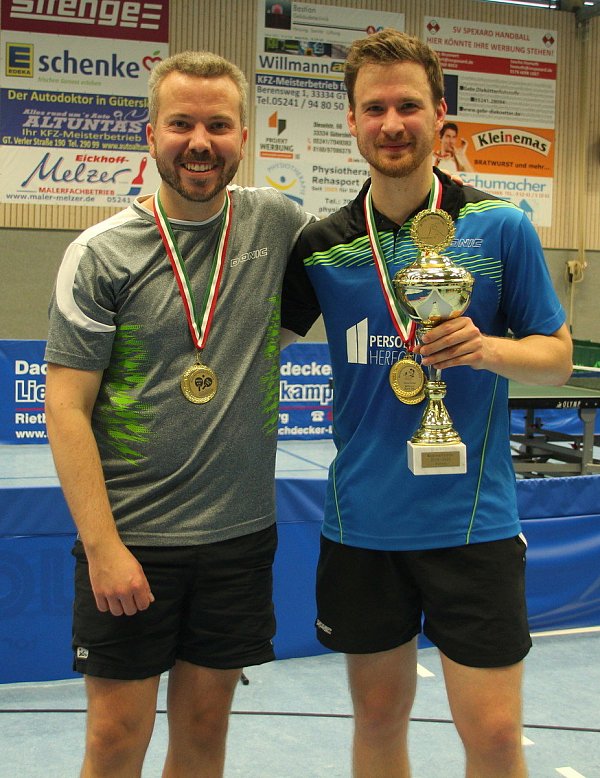 Fröhliche Sieger: Philip Kortekamp (l.) und Stefan Höppner (SV Brackwede) siegten im Doppel, Höppner auch im Einzel. - © Müller