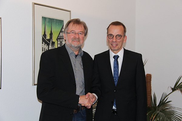 Zusammenarbeit: Auf eine bessere Kommunikation verständigten sich Roland Merker (l.), Vorsitzender Stadtsportverband Höxter, und Bürgermeister Alexander Fischer. - © Amina Vieth