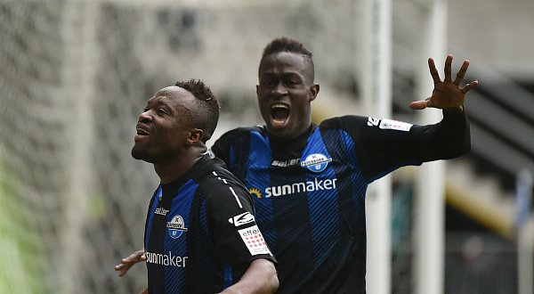 Paderborner Freude: Torschütze Bernard Tekpetey (l.) und Babacar Gueye, der zuvor zum 1:2 eingenetzt hatte, bejubeln den 2:2-Treffer. - © Wilfried Hiegemann