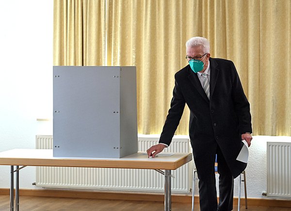 Ministerpräsident Winfried Kretschmann (Grüne) gibt bei der Wahl in Baden-Württemberg seine Stimme ab. Gewählt wurde auch in Rheinland-Pfalz. - © picture alliance/dpa