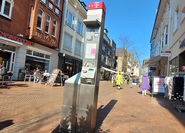 Auch die Telefonsäule an der Berliner Straße steht nur noch zu Deko-Zwecken in der Gütersloher Innenstadt. Einen Telefonhörer sucht man vergebens. - © Celina Allard